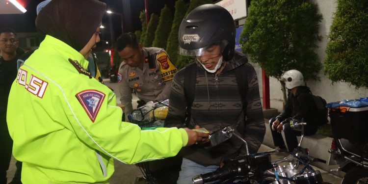 Polresta Cirebon Berikan Sentuhan Hangat: Bagikan Minyak Kayu Putih dan Minuman Herbal, Cegah Pemudik Ngantuk di Jalur Pantura
