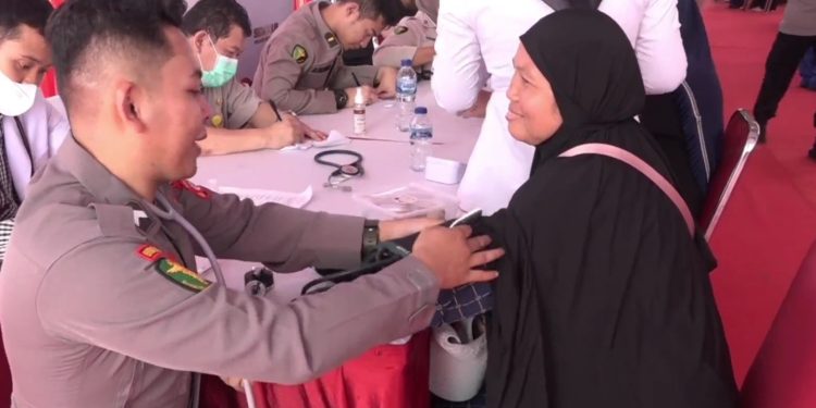 Polda Jabar Berikan Layanan Kesehatan Gratis untuk Korban Banjir Bandang di Bogor