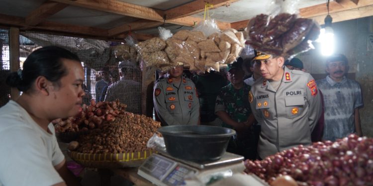 Kunjungi Pasar Cikurubuk, Kapolda Jabar Pastikan Harga Pangan Jelang Lebaran Terkendali