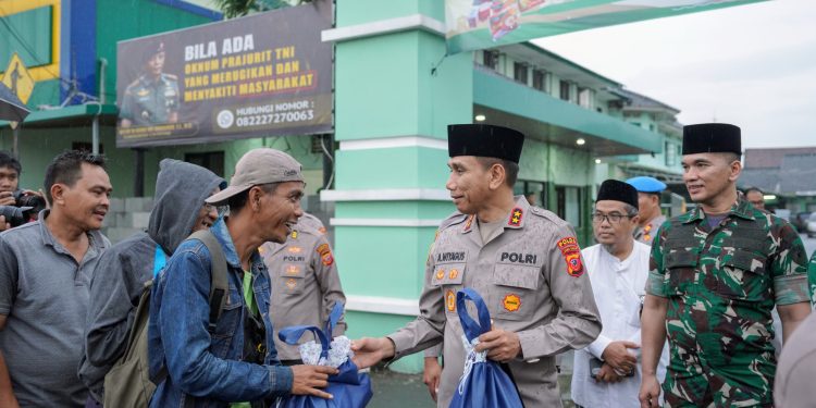 Tebarkan Kebahagiaan Ramadan, Kapolda Jabar Bagikan 1.000 Takjil di Tasikmalaya