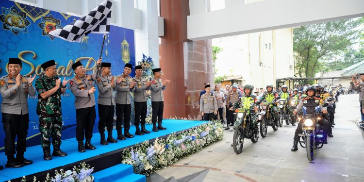 Tebar Kebahagiaan di Bulan Ramadan, Kapolri Laksanakan Bhakti Sosial dan Safari Ramadhan di Polda Jabar