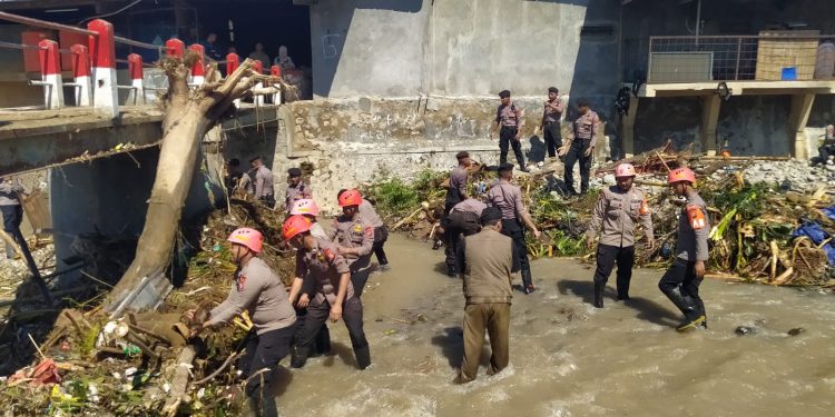 Sat Brimob Polda Jabar Bersihkan Jembatan Jingilus, Pastikan Akses Masyarakat Tetap Lancar