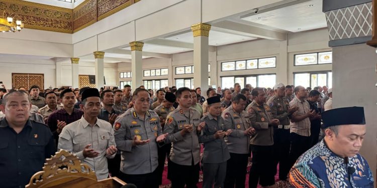 Polda Jabar Gelar Salat Gaib untuk Tiga Personel Polri yang Gugur di Lampung