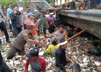 Gubernur Jabar, Kapolres, Dandim dan Bupati Bersatu Bersihkan Sungai Cipalabuan Sukabumi Pasca Banjir