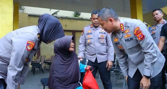 Tindakan Sederhana yang Menyentuh Hati, Kapolresta Bogor Kota Antar Nenek yang Tak Kuat Jalan Pulang Naik Mobil Patroli