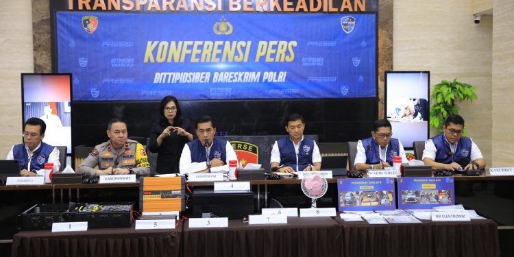 Bareskrim Bongkar Sindikat Penipuan Online Berkedok Fake BTS dan SMS Blast, Dua WN China Dibekuk