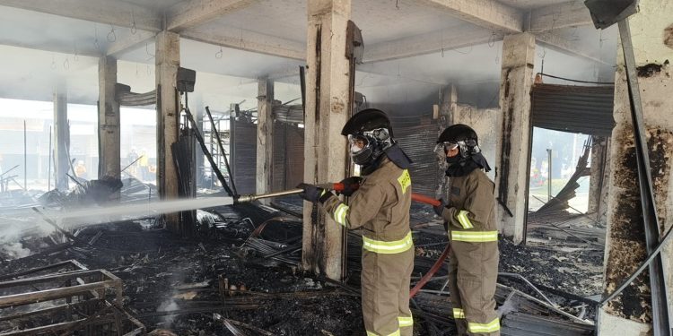 Brimob Polda Jabar Bantu Padamkan Kebakaran Pasar Jumat Purwakarta