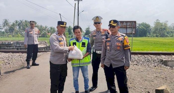 Polres Ciamis Apresiasi Warga yang Jaga Perlintasan Kereta Api