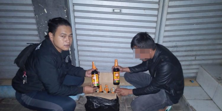 Polres Garut Amankan 25 Botol Miras dalam Razia Ramadhan