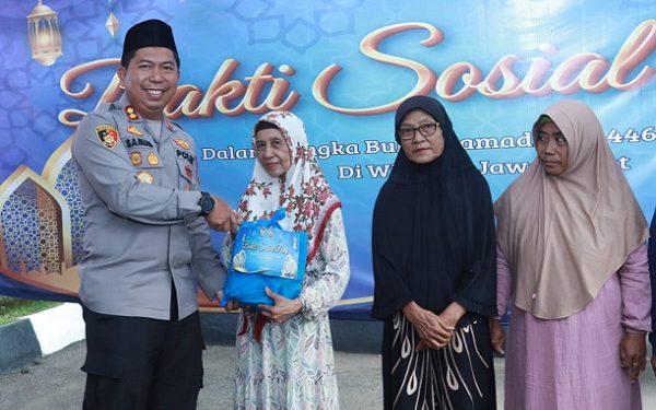 Polres Sukabumi Salurkan 1200 Paket Sembako untuk Korban Banjir Bandang Palabuhanratu