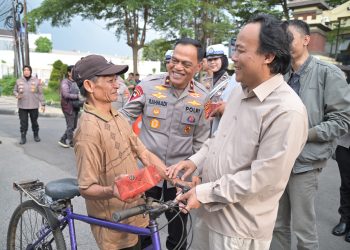 Wakapolda Jabar Turun Langsung Berbagi Takjil Kepada Masyarakat Bersama Media