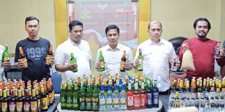 Satnarkoba Polresta Bogor Kota Sita Ratusan Botol Miras Ilegal