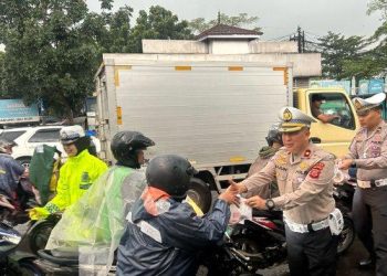 Takjil Plus Edukasi: Polda Jabar Kampanyekan Keselamatan Berlalu Lintas