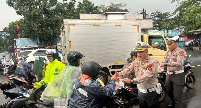 Takjil Plus Edukasi: Polda Jabar Kampanyekan Keselamatan Berlalu Lintas