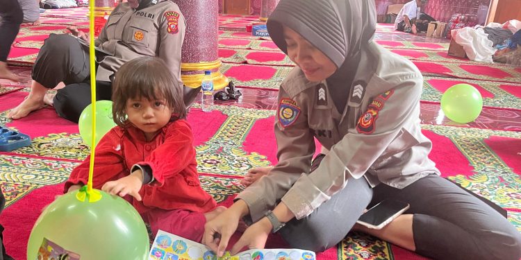 Polwan Polda Jabar Lakukan Pendampingan Trauma Healing Terhadap Korban Bencana Alam Di Cisarua