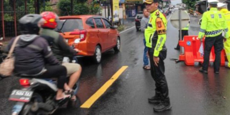 Polres Ciamis Terapkan One Way Parsial di Sindangkasih, Antisipasi Kemacetan Arus Balik Lebaran