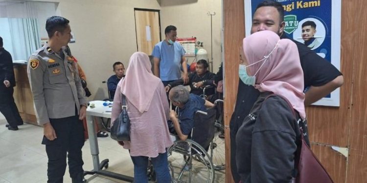 Petugas Pos Pelayanan Tol Cipularang Sigap Evakuasi Pemudik Serangan Jantung