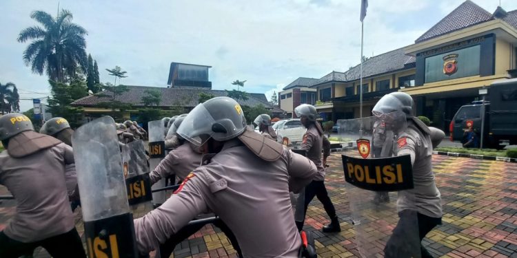 Polres Tasikmalaya Kota dan Brimob Gelar Latihan Gabungan Pengendalian Massa