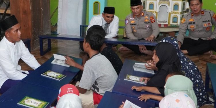 Kapolres Cirebon Kota Berikan Bantuan Meja dan Buku Iqro untuk Madrasah Roudhotul Quran