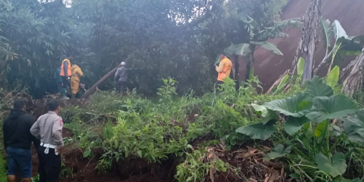 Polresta Bandung Sigap Tangani Longsor di Pangalengan