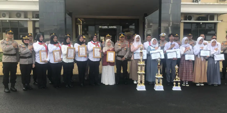 Polres Sumedang Berikan Penghargaan dalam Upacara Peringatan Hari Kartini