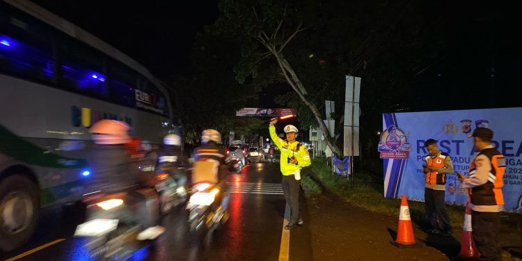 Polres Garut Terapkan Sistem One Way 23 Kali untuk Urai Kemacetan Lebaran