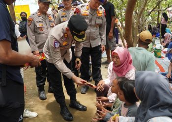 Kapolres Cirebon Kota Pastikan Liburan Aman di Wisata Bahari Kejawanan: Tinjau Langsung Lokasi, Bagikan Kue untuk Anak-Anak