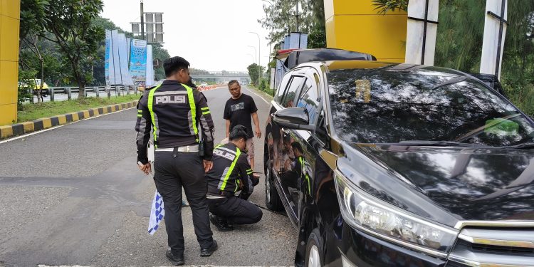Tangan Penolong di Tol: Satlantas Polres Cirebon Kota Bantu Pemudik Pecah Ban, Jamin Kelancaran dan Keamanan Perjalanan