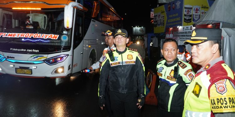 Polres Cirebon Kota Awasi Arus Balik Lebaran: Kapolres Tinjau Langsung Jalur Arteri, Pastikan Perjalanan Lancar dan Aman