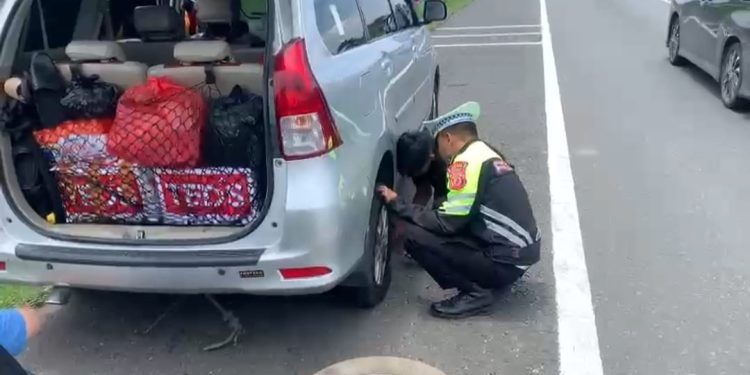 Tangan Penolong di Tol Cipali: Kasat Lantas Polres Cirebon Kota Bantu Pemudik Pecah Ban, Wujudkan Pelayanan Prima di Jalan Raya