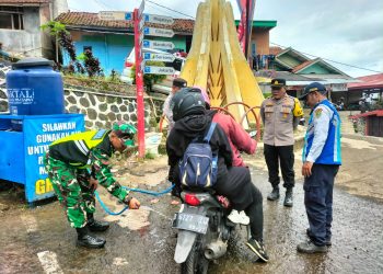 Polresta Bandung Cegah Rem Blong di Turunan Curam Kamojang, Sirami Rem Roda Dua Pemudik