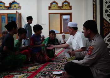 Bhabinkamtibmas Polsek Leles Berbagi Kebahagiaan di Hari Lebaran, Santuni Anak Yatim dan Dhuafa