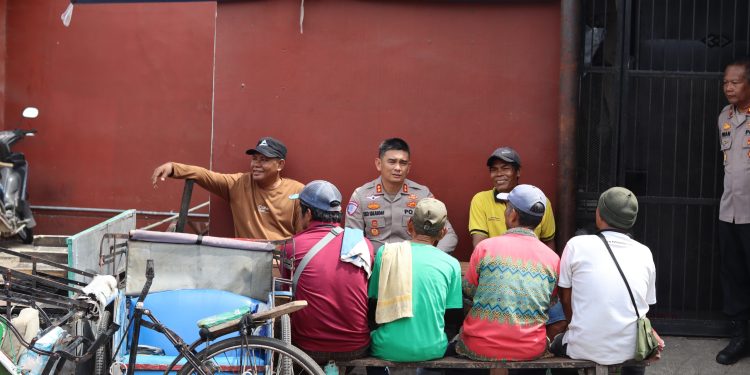Kapolres Cirebon Kota Sambangi Tukang Becak, Jalin Silaturahmi dan Sosialisasikan Layanan 110