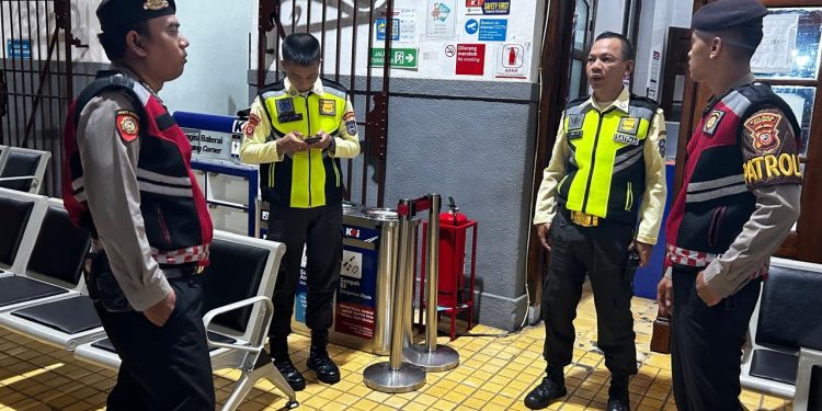 Patroli Humanis Polres Ciamis Jaga Keamanan Stasiun Kereta Api dan Wilayah Sekitarnya
