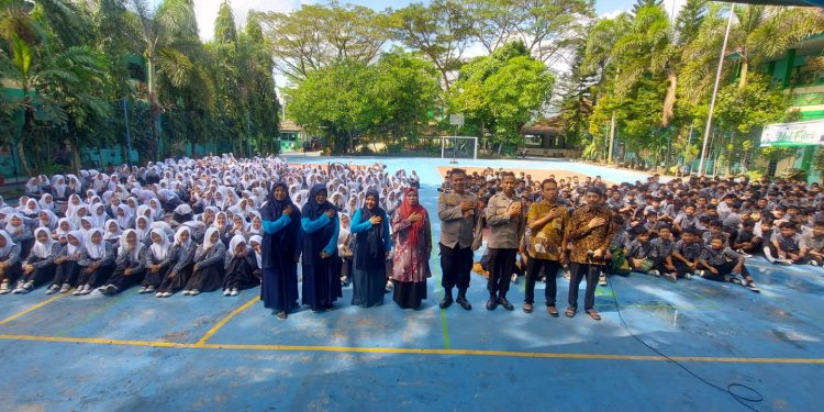 Tingkatkan Kesadaran Hukum dan Keselamatan Berlalu Lintas, Polsek Cijeungjing Sosialisasikan UU Lalu Lintas dan SE Bupati Ciamis di MTsN 15 Ciamis