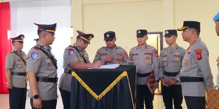 Polres Kuningan Gelar Sertijab Sejumlah Perwira, Kapolres Berharap Kinerja Optimal