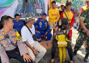 Polisi Berhasil Pertemukan Seorang Anak yang terpisah dari Orangtuanya di Pantai Karang Hawu