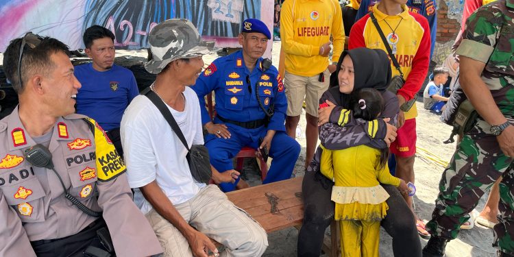 Polisi Berhasil Pertemukan Seorang Anak yang terpisah dari Orangtuanya di Pantai Karang Hawu