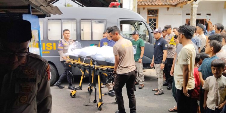 Polres Ciamis Antar Jenazah Korban Pembunuhan ke Rumah Duka