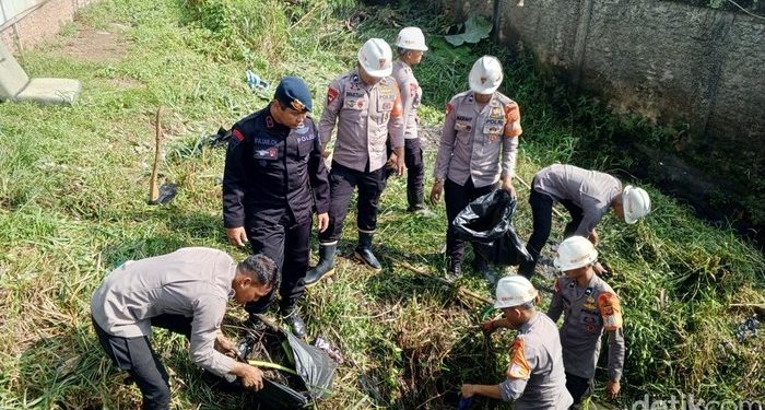 Cegah Banjir, Brimob Polda Jabar Bersihkan Sungai Cikeruh Sumedang