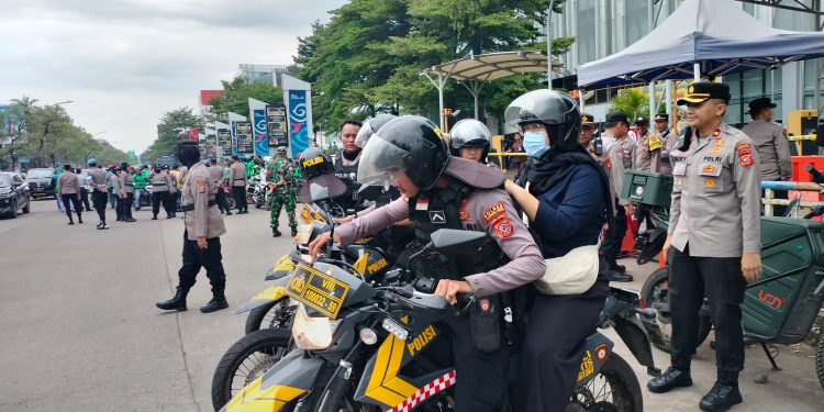 Tim Maung Presisi Polres Cirebon Kota Bantu Penumpang Ojol di Tengah Unjuk Rasa