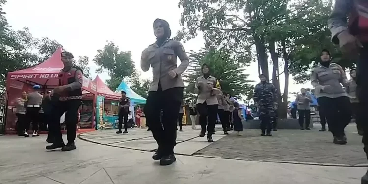 Polwan Cirebon Hibur Pemudik dengan Joget Bareng di Rest Area Tol Palikanci