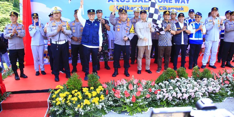 Kapolri Pimpin Langsung Flag Off One Way Nasional Arus Balik Lebaran 2025