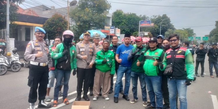Polres Cirebon Kota Amankan Aksi Demo Driver Ojol di Depan Gedung Walikota