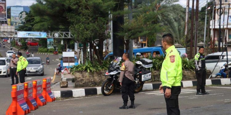 Polres Bogor Terapkan One Way, Urai Kemacetan di Puncak