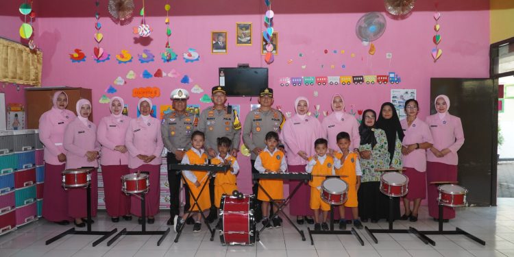 Polres Cirebon Kota Berikan Dukungan Pendidikan: Alat Drum Band dan Tali Asih untuk TK dan SD Kemala Bhayangkari
