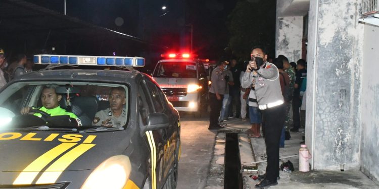 Dukungan Polresta Cirebon untuk Keluarga Korban Longsor Gunung Kuda: Kawal Jenazah Korban Menuju Rumah Duka