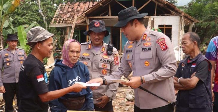 Solidaritas di Tengah Bencana: Polres Tasikmalaya dan Bhayangkari Bagikan Bantuan untuk Korban Longsor Tanjungsari