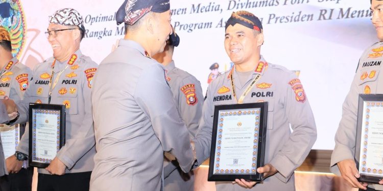 Bidhumas Polda Jabar Raih Dua Penghargaan Bergengsi di Rakernis Humas Polri 2025