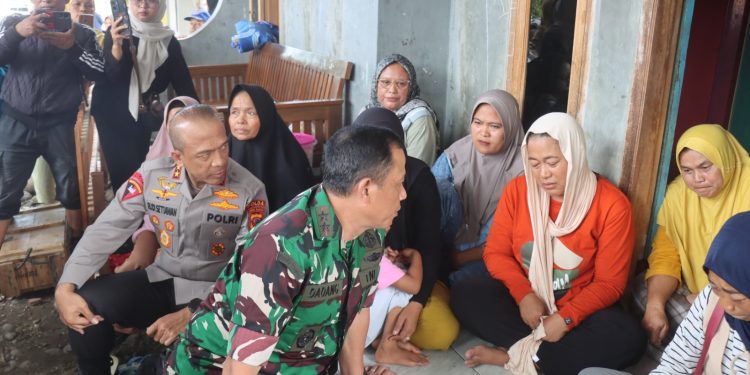 Kapolda Jabar Dan Pangdam III Siliwangi Berikan Santunan dan Dukungan Moril Kepada Keluarga Korban Ledakan di Cibalong Garut